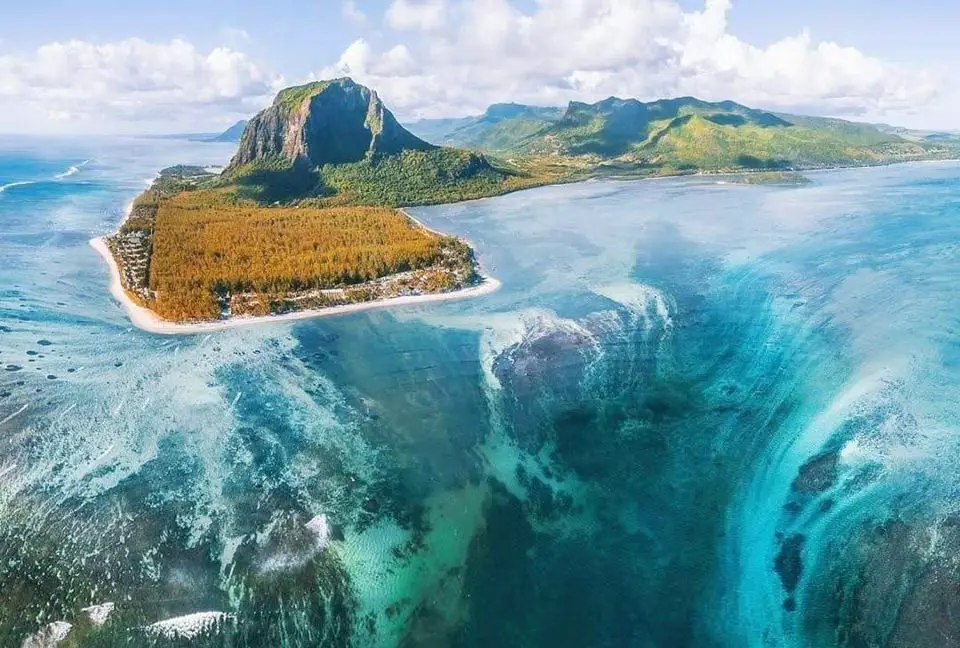 Mauritius' Underwater Waterfall Illusion